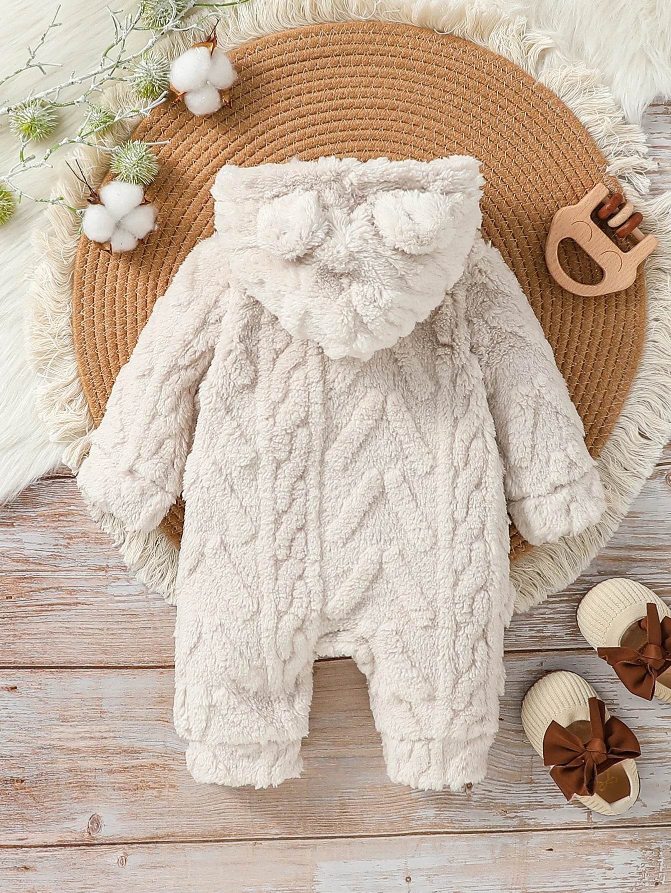 Barboteuse-bébé-en-peluche-beige-avec-capuchon-de-dos
