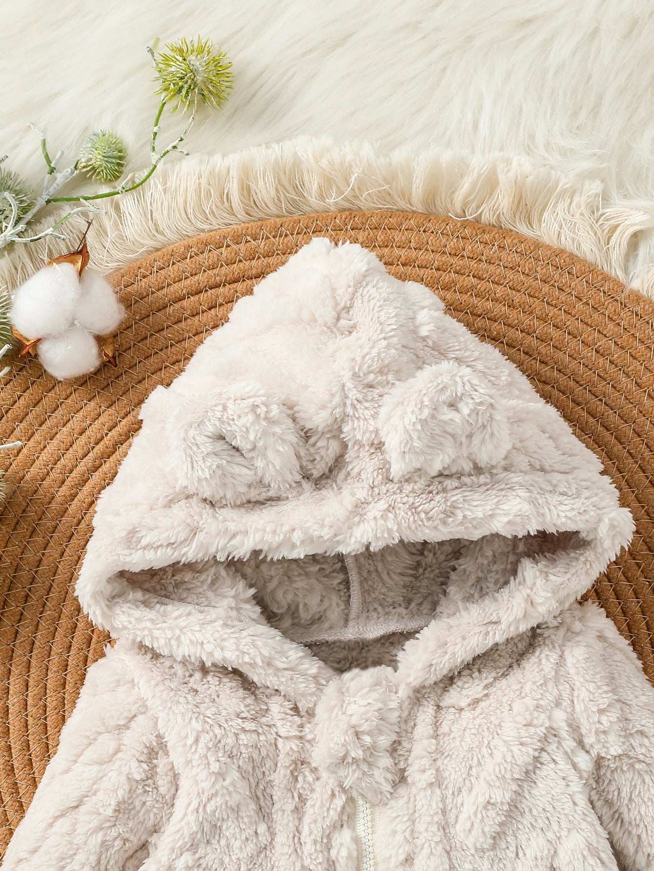 Barboteuse-bébé-en-peluche-beige-avec-capuchon-avec-deux-petites-oreilles