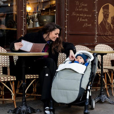 chancelière-grise-avec-bébé-maman-terrasse