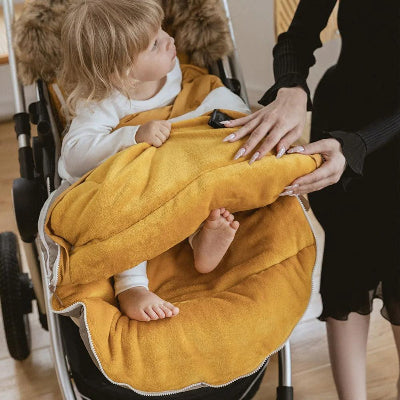 Chancelière- pour- Poussette- avec-bébé-pied-ouvert