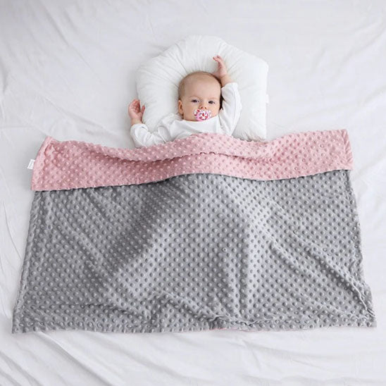 Couverture-bebe-double-grise-rose-avec-bébé