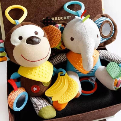 Peluche-hochets-éléphant-et-singe-sur une-chaise