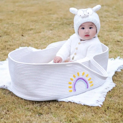Réducteur-de-lit-panier-arc-en-ciel-avec-bébé-assis