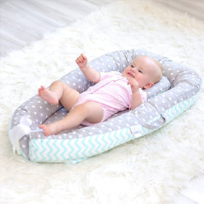 Reducteur-de-lit-bebe-bleu-avec-bébé