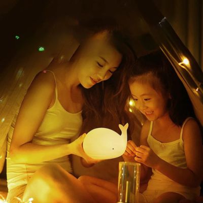 Veilleuse- Baleine- Mobby - allumé-fillette-avec-maman