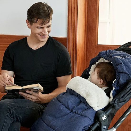 Bébé avec papa attend le docteur dans sa chancelière poussette