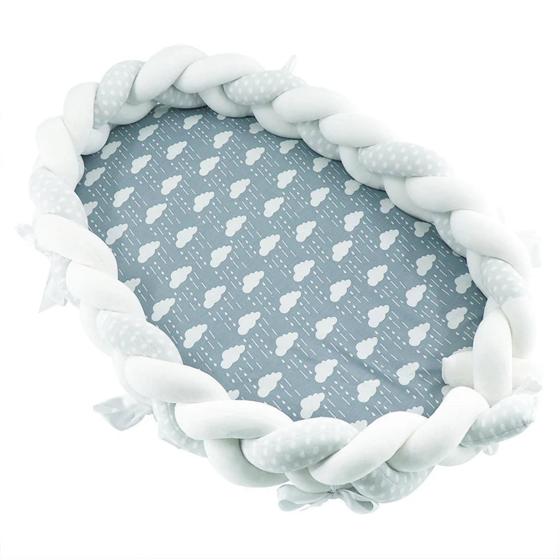 Cocon-pour-bebe-tressé-blanc-avec-matelas-fond-nuage en coton