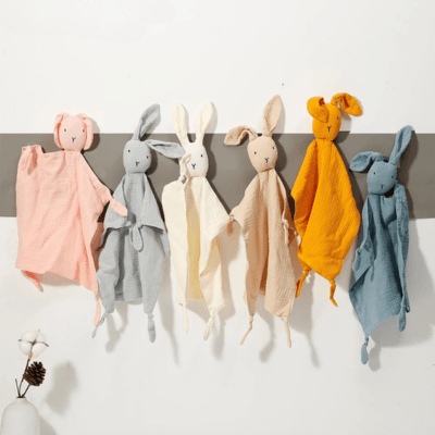 doudou-lapin-différentes-couleurs-accrochés-au-mur