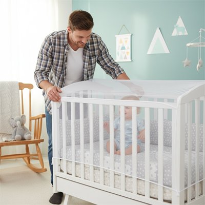 moustiquaire- lit -bébé-reveil-heureux