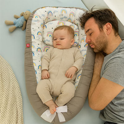 reducteur-de-lit-bebe-avec- motif-d'arc-en-ciel-à-l'intérieur