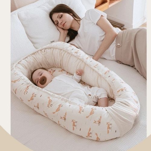 réducteur de lit bébé sur lit avec bébé et maman sieste