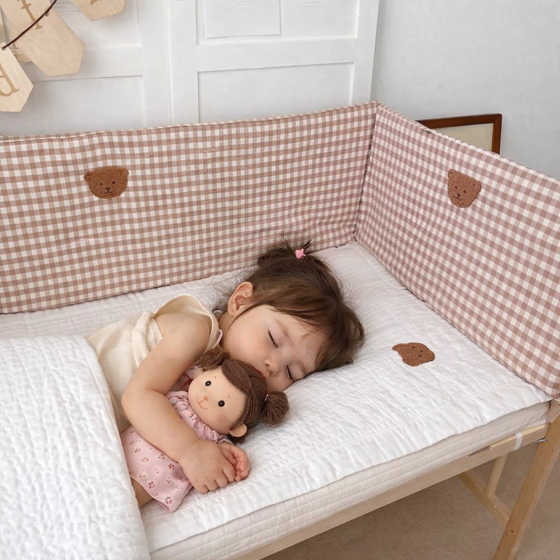 tour de lit bébé ourson avec fillette