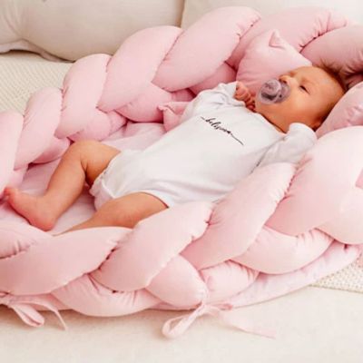 tour-de-lit-tresse-protege-bebe-dort-lit-maman