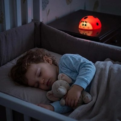 Veilleuse enfant veille sur bébé qui dort