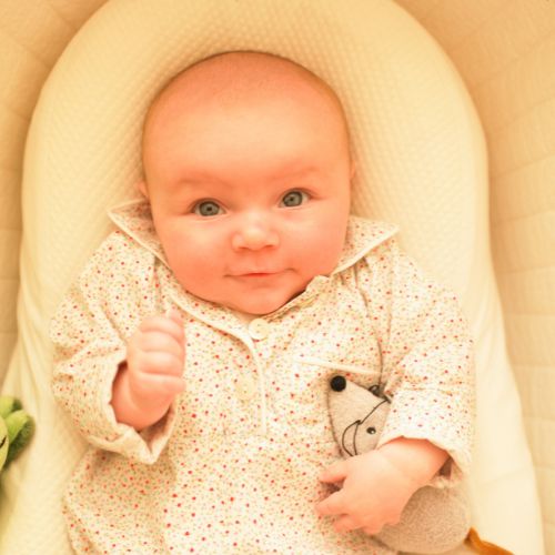 Mignon bébé dans son réducteur de lit mini