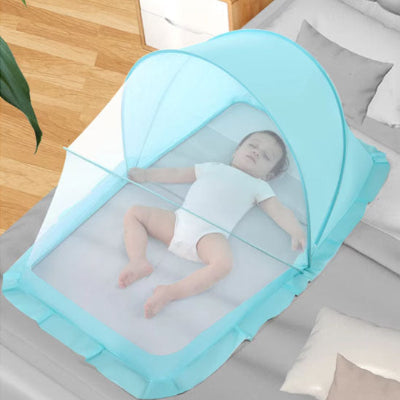 bébé dort sous moustiquaire sur lit maman