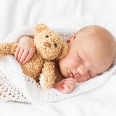 bébé dort avec son ourson