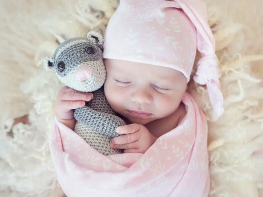 Bébé dort emmitoufler avec sa doudou