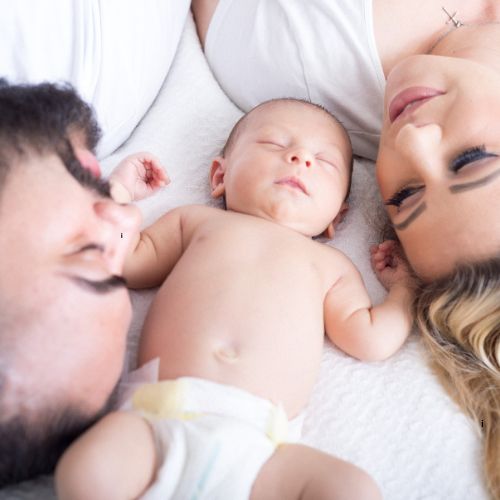 Bébé dort entre papa et maman