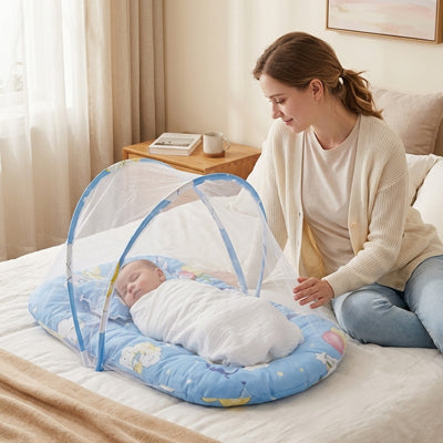 lit moustiquaire avec bébé installé sur lit avec maman