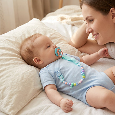 Accroche- tetine-bleu-bébé-maman