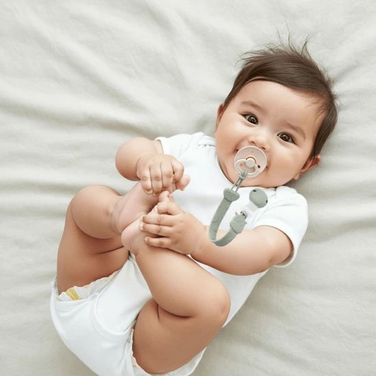 Attache- tetine-bebe-heureux