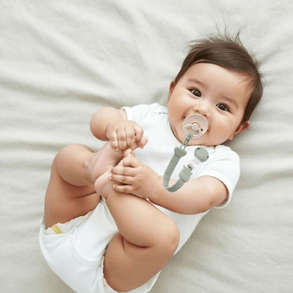 Attache- tetine-bebe-heureux