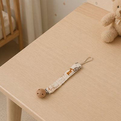 Attache- sucette-sur-table