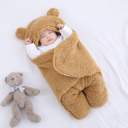 Bébé dort paisible dans nid d'ange brun