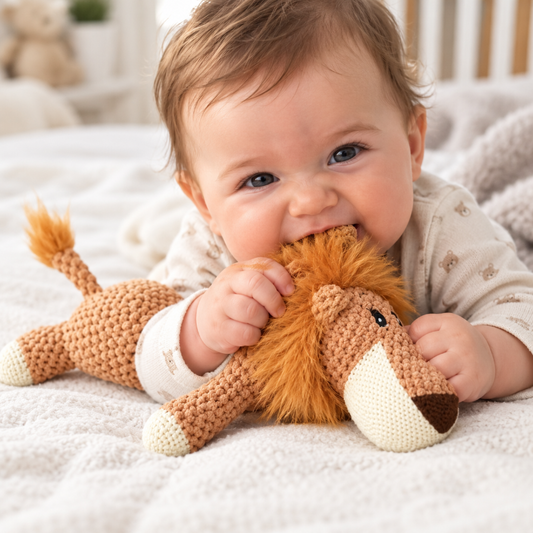 Bébé et peluche indestructible lion