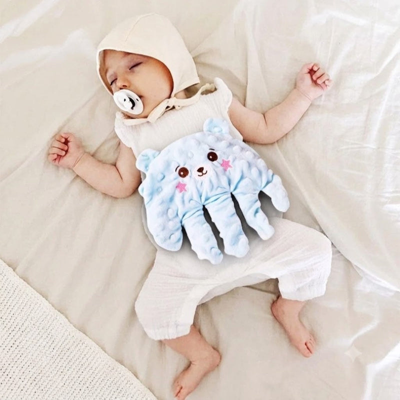 Bébé profondément endormi avec doudou bebe main