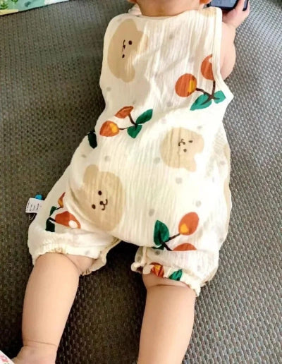 Barboteuse-bebe-motifs-têtes-d'ours-et-cerise-de-dos