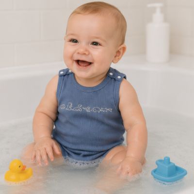 Barboteuse-bleu-bébé-garçon-assis-dans-l'eau