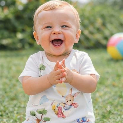 Bébé content dans sa barboteuse garçon été tout confort