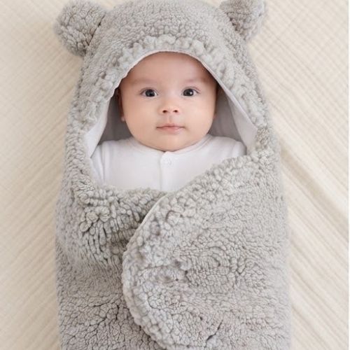 Bébé confortable dans nid d'ange gris