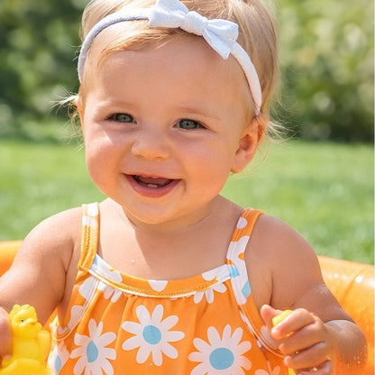 Bébé dans sa barboteuse et piscine