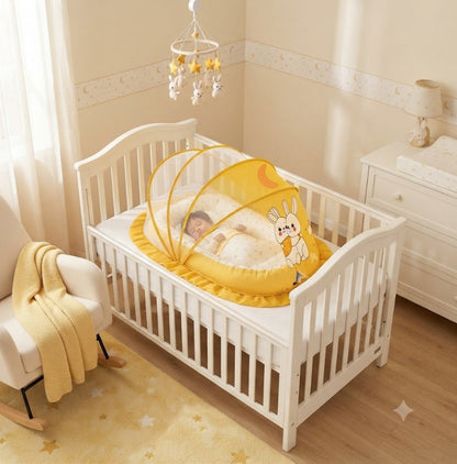 Bébé dans son moustiquaire cododo dans son berceau