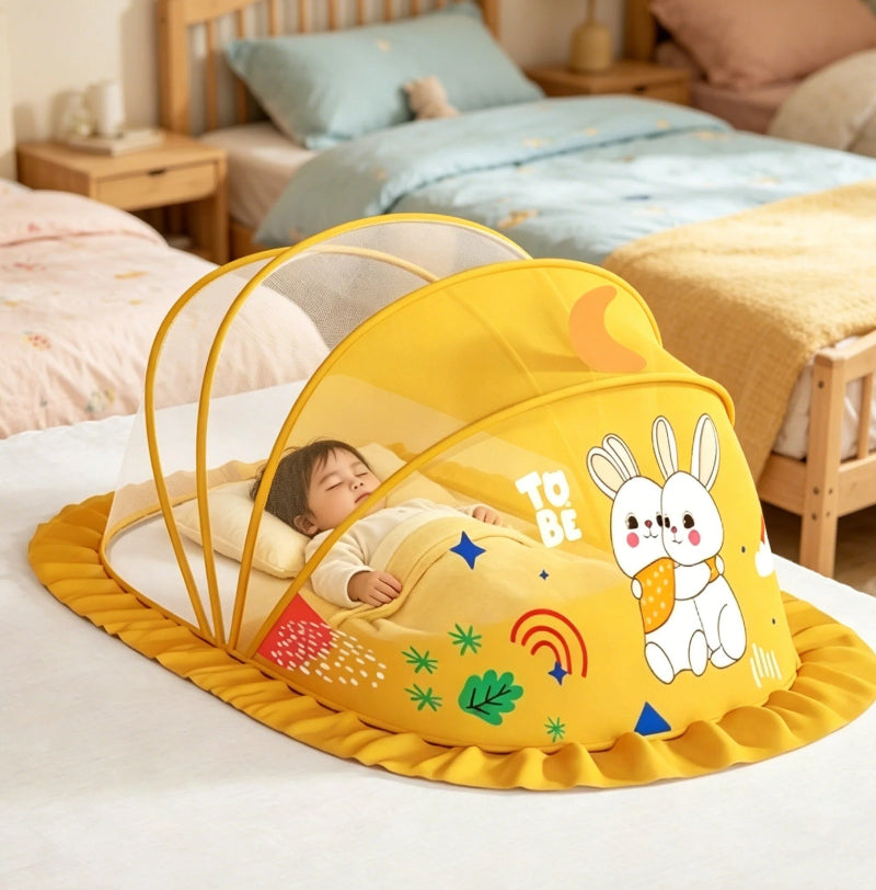 Bébé dans son moustiquaire cododo dort sur lit maman