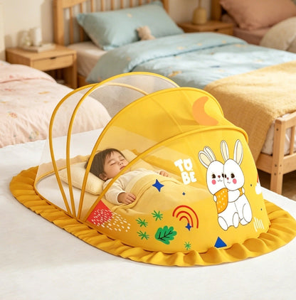 Bébé dans son moustiquaire cododo dort sur lit maman