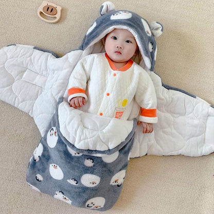 Bébé dans son nid d'ange cosy en velours et flanelle