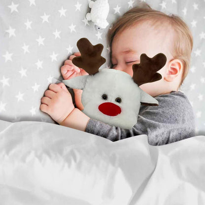 Bébé dort avec le petit renne au nez rouge