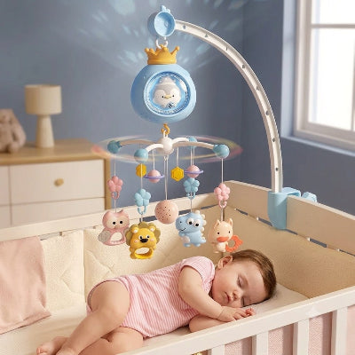 Bébé dort dans berceau sous mobile musical bébé
