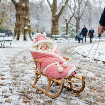 Bébé en promenade dans sa luge en hiver dans son nid d'ange bébé