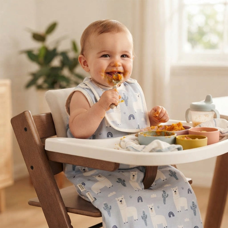 Bébé mange avec gigoteuse bebe