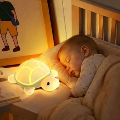 Bébé qui dort avec sa veilleuse bébé