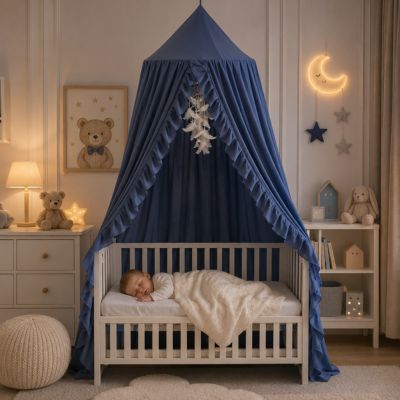 Bébé qui dort sous son ciel de lit bébé