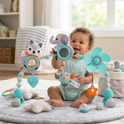 Bébé s'amuse avec son mobile bébé dans aire de jeux