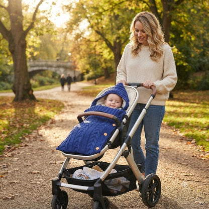 Bébé dans son nid d'ange bébé bleu en promenade avec maman