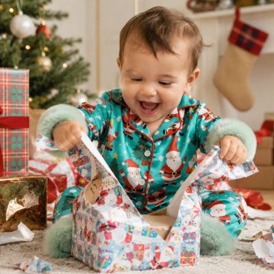 Bebes-pyjama-noel-ouvre-ses-cadeaux