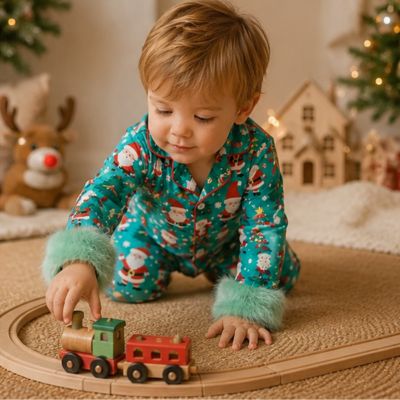 Bebes-pyjama-noel-s_amuse-avec-cadeaux